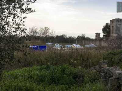 Un peccato non riuscire ad ammirare gli interni della chiesa, anche se probabilmente viste le condizioni in cui si trova la zona, non si poteva far altro che murare il tutto. La strada infatti appare come una vera e propria discarica a cielo aperto, con l�asfalto e il terreno circostanti interamente ricoperti da rifiuti di ogni genere